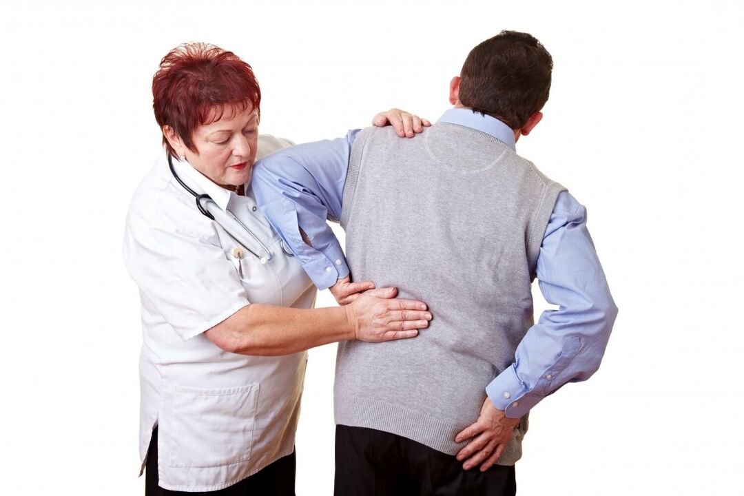 doktor pregleda pacijenta sa bolovima u leđima