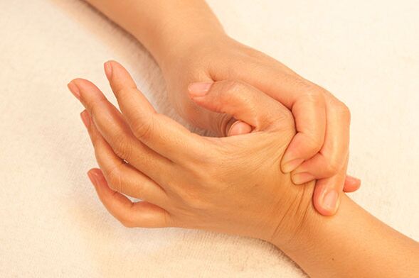 Zglobovi prstiju mogu se masirati kako bi se ublažili simptomi. 